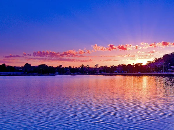 Ein Zartes Ruhiges Inspirierendes Rosafarbenes Bewölktes Sonnenaufgangsmeer Über Dem Meerwasser — Stockfoto