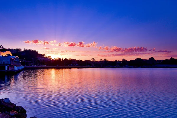 一个微妙的宁静的粉红色彩色多云日出 Vista 海景的海水与水的反射 澳大利亚昆士兰 — 图库照片