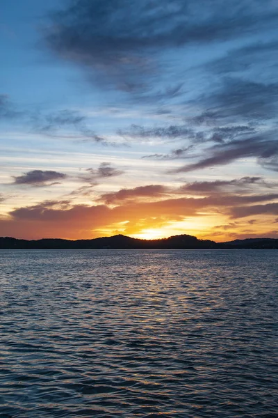 Eine Entzückende Inspirierende Vielfarbige Wolkenverhangene Sonnenaufgangslandschaft Über Dem Meerwasser Mit — Stockfoto