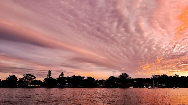 Extreem Pastelově Růžové Barevné Cloud Sunrise Krajina Nad Mořskou Vodou — Stock fotografie