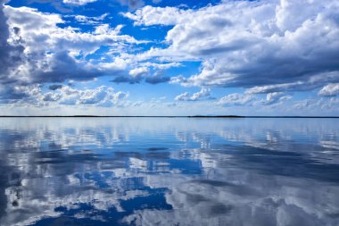 Orta mavi gökyüzü bir kümülüs bulut oluşumu featuring muhteşem ilham parlak renkli atmosferik bulutlu gökyüzü cennet. Yeni Güney Galler, Avustralya.