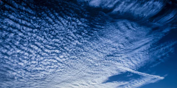 半ば青空に巻積雲の雲の形成を特徴壮大な心に強く訴える鮮やかな色大気曇り空 Cloudscape ニュー サウス ウェールズ オーストラリア — ストック写真