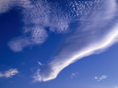 Bir çok iyi bir orta mavi gökyüzü sihirli bulut oluşumu featuring Altocumulus bulutlu gökyüzü cennet parlak renkli. Yeni Güney Galler, Avustralya.