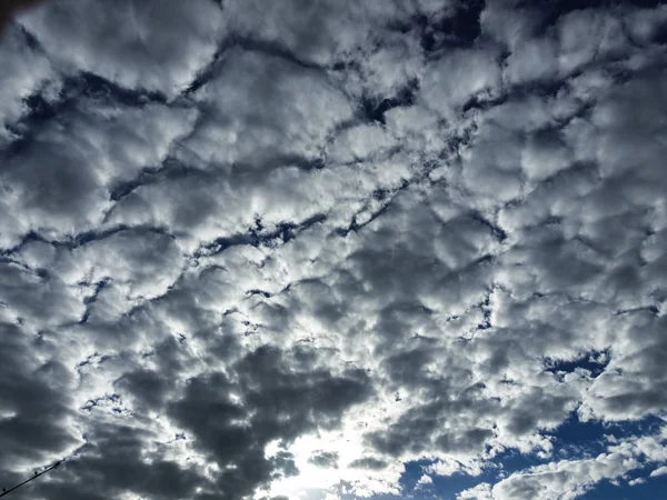 半ば青空に典型的な高積雲雲の形成を特徴楽しい明るい曇り空 Cloudscape ニュー サウス ウェールズ オーストラリア — ストック写真