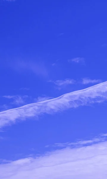 Brightly Coloured Contrail Cirrus Sky Cloudscape Featuring Vapor Trail Cloud — Stock Photo, Image
