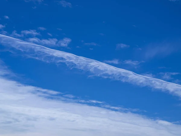 色鮮やかな飛行機雲と巻雲空 Cloudscape 半ば青空に飛行機雲雲の形成を搭載します ニュー サウス ウェールズ オーストラリア — ストック写真