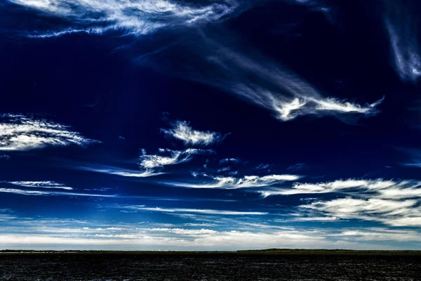 Uma Paisagem Nublada Céu Vibrante Vívido Com Nuvens Cirrus Wispy — Fotografia de Stock