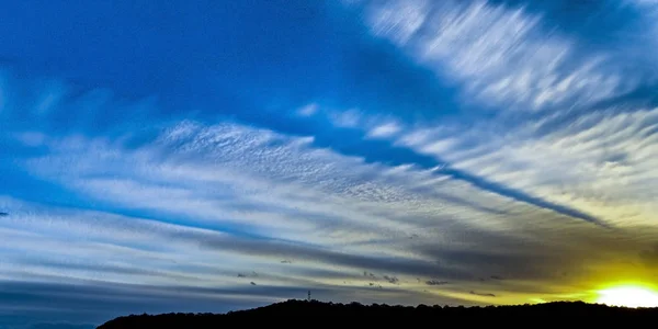 壮大なパノラマ白巻層雲の雲青および金の空 自然の美しさ ニュー サウス ウェールズ オーストラリア — ストック写真