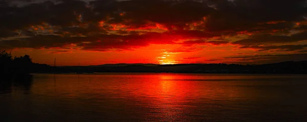 Australian Summer Seascape Waterscape Sunset Primariley Cumulus Clouds Scarlet Dark — Stock Photo, Image