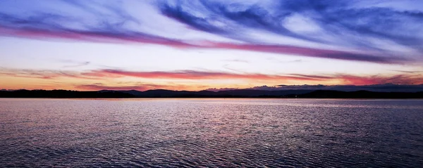 Beautiful Peaceful Magenta Blue Cirrus Cloud Sunset Seascape Calm Reflective — Stock Photo, Image