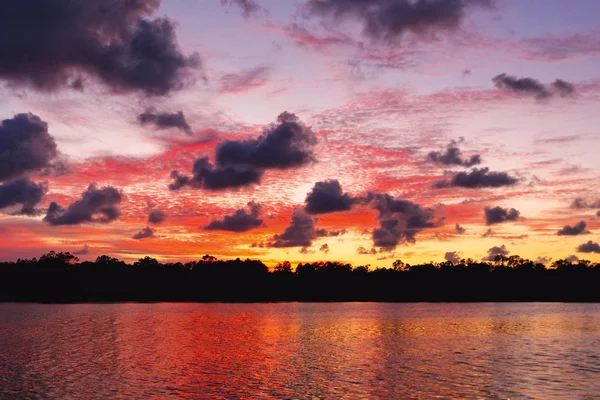 Obloze Bydlení Brilantní Atmosférický Zamračená Obloha Karmínově Červené Slunce Displej — Stock fotografie
