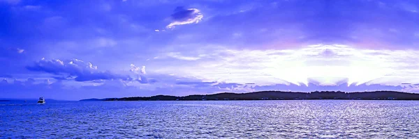 Pitoresca Não Urbana Costeira Azul Branco Nuvem Céu Azul Sol — Fotografia de Stock