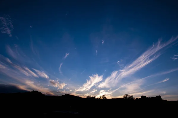 壮大なサンセット風景写真アート ホワイト コバルト ブルー色の絵のような曇り空 背景のシーン 宇宙の画像をコピーします ゴスフォード オーストラリア東部 — ストック写真