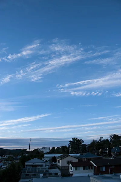 一个自然的天空 Cloudscape 景观场景 白色的卷云形成在一个蓝色的天空中 自然的大气美 澳大利亚新南威尔士海岸戈斯福德 — 图库照片