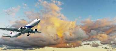 Sidney, Yeni Güney Galler, Avustralya - 16 Ağustos. 2014: efendim Kingsford Smith Havaalanı Mascott çıkış yapan ticari yolcu jet uçağı. Mavi bir gökyüzü üzerinde sarı ve gri renkli Cumulonimbus bulut çevre günbatımı.