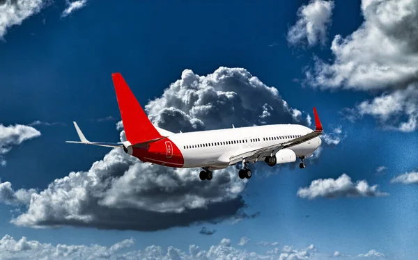 Bir jet yolcu uçağı flyng gelişmiş parlak beyaz ile canlı bir mavi gökyüzünde cumulonimbus bulutları, closeup görünümü tropikal Queensland, Avustralya üzerinde renkli.