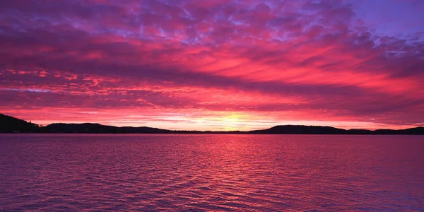 Altostrato de color magenta nublado Sunrise Seascape Panorama . — Foto de Stock