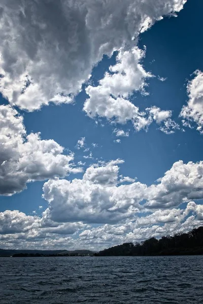 White Cumulonimbus cloud in blue sky at sea. — Stock Photo, Image
