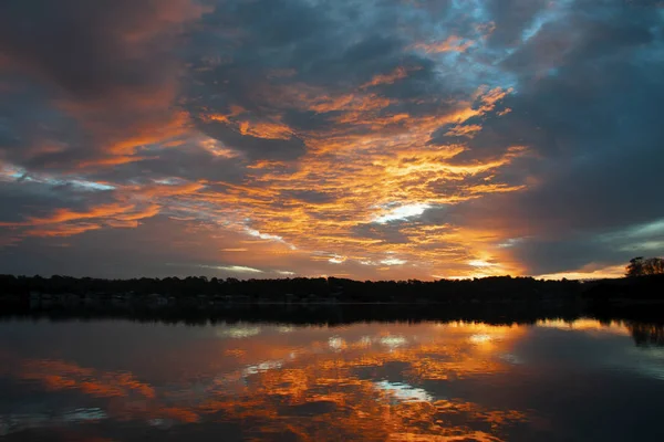 Oranžový stratokumulaci oblačno pobřežní východ slunce. Austrálie — Stock fotografie