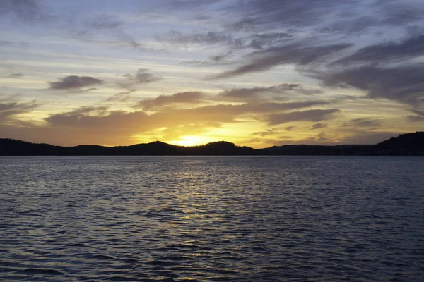 Strato giallo umido litorale nuvoloso Alba Mare. Australia — Foto Stock