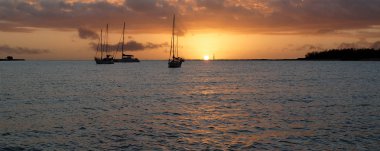  Turuncu Renkli Sunrise Seascape çapa yatlar ile. Austral