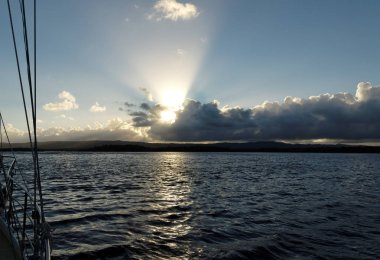 Stratocumulus bulutlu Sunrise Seascape güneş ışınları ile. 