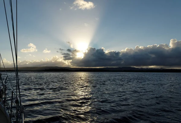 Stratocumulus bulutlu Sunrise Seascape güneş ışınları ile. — Stok fotoğraf