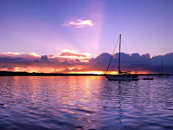 Lavanta renkli bulutlu Sunset Seascape. Avustralya
