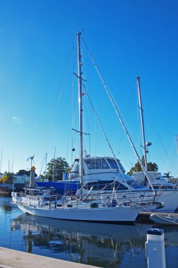 Teknelerile tropikal sahil deniz marina / rıhtım.