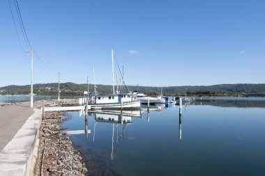 Teknelerle rıhtım deniz marinası/rıhtımı.