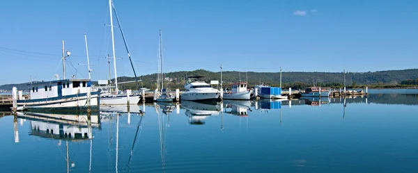 Puerto deportivo / muelle marítimo frente al mar público con barcos . — Foto de Stock