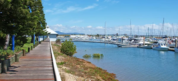 Tropical timber waterfront marina board walk with boats. — Stock Photo, Image