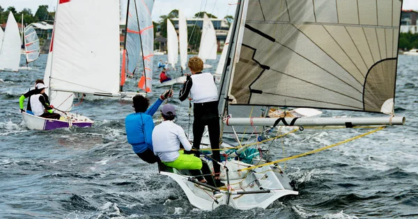 Barn seglar små båtar och jollar på saltvatten. — Stockfoto