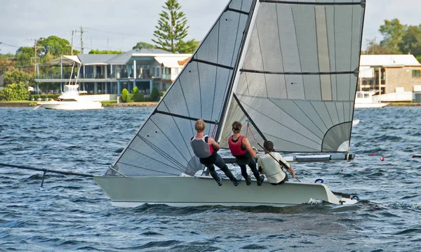 Gymnasiet tonåringar seglar liten segelbåt med en stark vind på en — Stockfoto