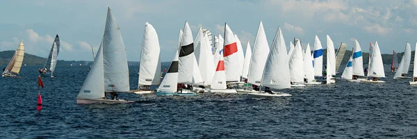 Kinder segeln in kleinen bunten Booten und Schlauchbooten in Australien — Stockfoto