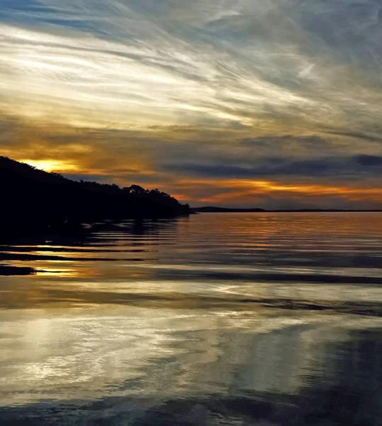 Weiß gefärbte Zirruswolke, Meereslandschaft bei Sonnenuntergang. — Stockfoto