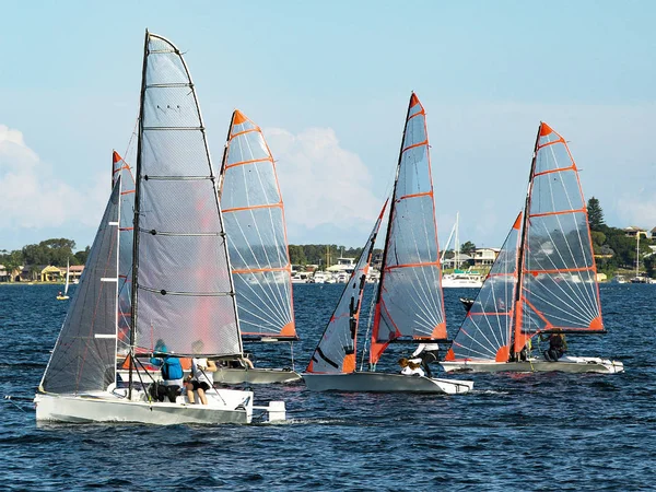 Children Sailing, class racing in 29er dinghies in a high school — Stock Photo, Image