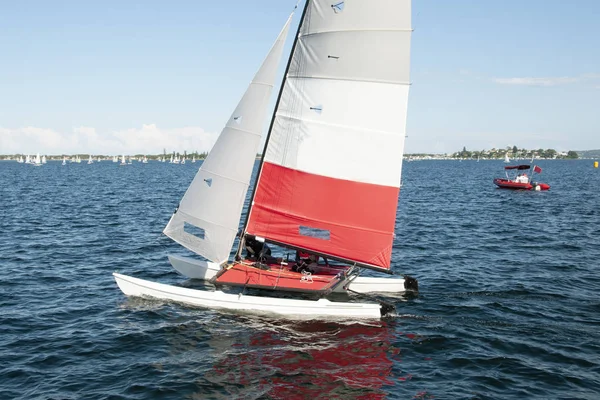 Bambini Vela una barca a vela catamarano a velocità con uno scafo aria — Foto Stock