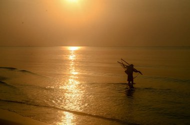 Tayland 'da bir balıkçıyla tropik gündoğumu deniz manzarası.