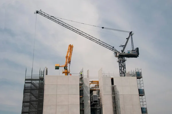 Gosford, New South Wales, Avustralya - 2 Kasım 2019: Mann Caddesi 'nde inşaat halindeki yüksek binalar ve mavi gökyüzü