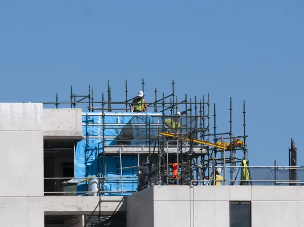 Gosford, New South Wales, Avustralya - 11 Mayıs 2020: 277 Mann Caddesi 'nde inşa edilen çok katlı yeni üniteler üzerinde ilerleme kaydedildi Bir seride, teçhizatlılar binanın üzerine iskele dikerler.. 