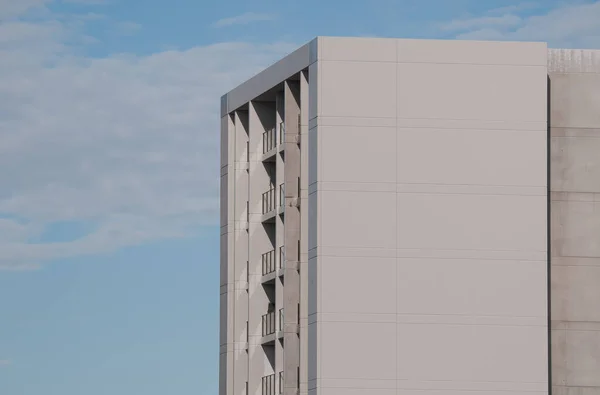 建設工事シリーズ 壁の足場は今完全に277マンセントで新しい高層マンションの建設を削除しました 外からの眺め 商業用画像 オーストラリアのゴスフォード 2020年5月20日 — ストック写真