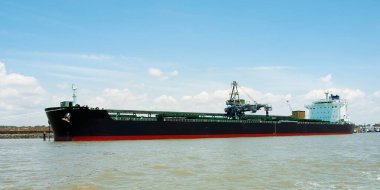 Gladstone Liman Terminali 'nde 229 metrelik bir Toplu Taşıyıcı Gemisi iniş yapıyor. İskele tarafı tam uzunlukta. Queensland, Avustralya