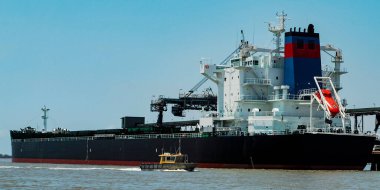 Gladstone Limanı terminalinden yüklenen 229 metrelik bir Bulk Taşıyıcı Gemisi ön planda bir denizaltı servis botu ve arka güvertede görülebilen bir cankurtaran botu. Queensland, Avustralya