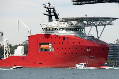 106 metrelik helikopter pistli bir Nakliye Destek ve Kurtarma Gemisi Sydney Donanması yüzüncü yıl kutlamalarında sancak tarafında. Avusturalya.