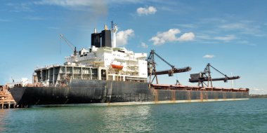 Kargo gemisi yükleme terminalinde, Gladstone Limanı, Queensland. Avustralya. Ticari kullanım panoramik denizcilik görüntüsü.  