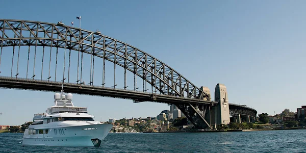 Szuper Luxus 45Mtr Motoros Jacht Halad Sydney Harbour Bridge Sydney — Stock Fotó
