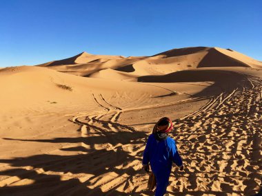 Sahra Çölü, adam mavi giysiler ve renkli kafa, Fas halkı