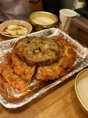 Chan (Kore Pizza, gözleme) garnitür ile Kore piyasada.