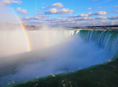 Niagara falls bir gün mavi gökyüzü (Kanada ile bir gökkuşağı ile)...